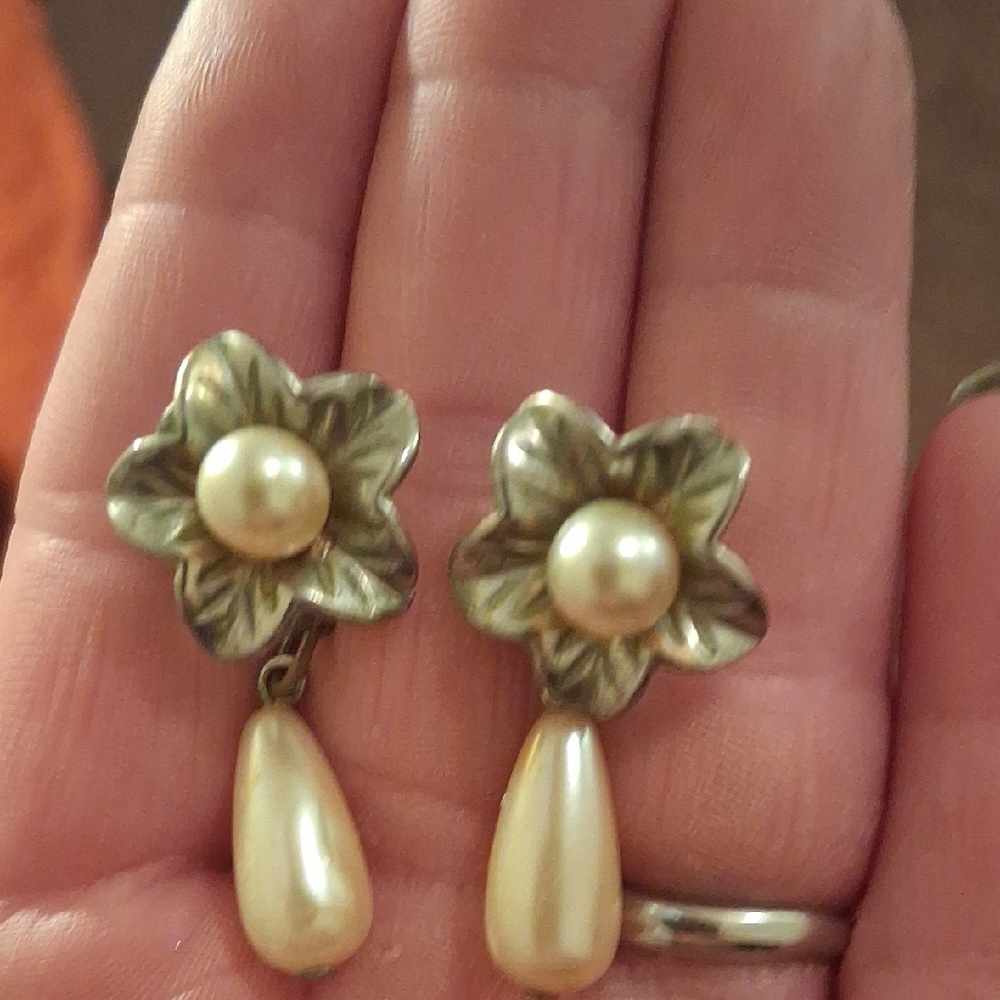 Elegant Floral Pearl Drop Earrings - Picture 2 of 6
